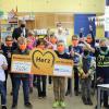 Über die Spende von Altemschutzmasken freuen sich die Schüler der Klasse 2b der Friedrich-Baur-Grundschulde Burgkunstadt Raiffeisenbank-Vorstand Thomas Siebenaller (hinten, li.) und Rektorin Susi Krauß (re.).