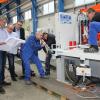 Eine der Stahlcordscheren, die die Maschinenfabrik Fischer für die Reifenindustrie fertigt. Eine der Stahlcordscheren, die die Maschinenfabrik Fischer für die Reifenindustrie fertigt.