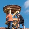 Helmut Gesslein (li.) und Claus Bauer (re.) befestigten mit Stefan Suffa das Nest samt Unterbau auf dem Dach des Feststadls. Helmut Gesslein (li.) und Claus Bauer (re.) befestigten mit Stefan Suffa das Nest samt Unterbau auf dem Dach des Feststadls.