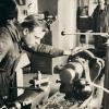 Siegfried Hofmann in seinen Anfangsjahren an der Drehmaschine. Siegfried Hofmann in seinen Anfangsjahren an der Drehmaschine.