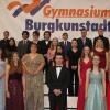 23 Schüler wurden am Gymnasium Burgkunstadt verabschiedet. Unser Bild zeigt die Absolventen mit stellvertretender Schulleiterin Ingelore Dück (zweite Reihe li.), stellvertretendem Landrat Helmut Fischer (vorne, li.), Schulleiterin Lydia Münch (vorne, re.) und Oberstufenkoordinator Thomas Hänel (zweite Reihe, re.).