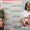 Die Leiterin der BRK-Sozialstation, Sabine Rosenfeld (links), präsentiert gemeinsam mit ihrer Stellvertreterin Sonja Schelder die kostenlose Informationsbroschüre „Pflege daheim – ein Ratgeber“.