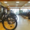 Tiefeinsteiger E-Bikes, wie vorne links zu sehen, werden derzeit sehr stark nachgefragt. Sie kombinieren Fahrkomfort und Sicherheit mit einer elektronischen Unterstützung beim Antrieb.