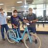 Bei Familie Reuther ist es Zeit für ein neues Fahrrad – das hellblaue E-Bike im Retrostil wurde im Burgkunstadter Cube Store bereits mit großer Begeisterung Probe gefahren.