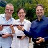 Übergabe des nun dreigeteilten Führungsstabes und der „goldenen“ Schlüssel bei der Firma Goebel Porzellan an: (v. li.) Uwe Dzyck, Daniela Vetter, Markus Hofmann-Schneyer.