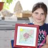 Mit sich und ihrem fertigen Kunstwerk zeigt sich Jenny sehr zufrieden. Mit sich und ihrem fertigen Kunstwerk zeigt sich Jenny sehr zufrieden.