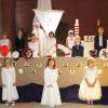 Pfarrer Roland Neher (hinten, 5. v. li.) und Pastoralreferent Clemens Grünbeck (hinten, li.) führten im zweiten Gottesdienst 13 Kommunionkinder zum ersten Mal zum Tisch des Herrn. Pfarrer Roland Neher (hinten, 5. v. li.) und Pastoralreferent Clemens Grünbeck (hinten, li.) führten im zweiten Gottesdienst 13 Kommunionkinder zum ersten Mal zum Tisch des Herrn.