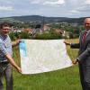 In der Nähe des Marktgraitzer Spitzbergs – mit Blick auf Marktgraitz und das Rodachtal – stellten Landrat Christian Meißner und Thomas Hegen, Leiter des Amts für Digitalisierung, Breitband und Vermessung Coburg die neu erschienene Umgebungskarte UK50-4 „Naturpark Frankenwald“, die auch den Landkreis Lichtenfels mit umfasst.