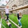 Abenteuerlich geht es auf dem Spielplatz der Festung zu.