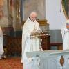 Gemeinsam mit dem Jubilar Pater Johannes (Mitte) zelebrierten die Pater Bernhard (li.) und  Benedikt (re.) den Festgottesdienst.