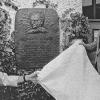 Bürgermeister Baptist Faulstich (re.) und Landrat Reinhard Leutner enthüllen an der Obermain-Therme Staffelstein die Gedenktafel an Heinrich Kohles, den geistigen Vater der Thermalsole-Gewinnung.