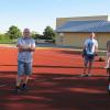Da war mal ein Tennisplatz. Drei Tennisfans wollten ihn neben der Oskar-Schramm-Schule wieder entstehen lassen. Bei der Besichtigung (v. li.): Erste Bürgermeisterin Nina Liebermann, Verwaltungsrat Dieter Scherbel, Gemeinderat Andreas Liebermann (Kommunale unabhängige Liste) und Dritte Bürgemeisterin Stephanie Schmidt.