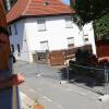 Der Bürgermeister erklärt, dass hier an der Straße „Am Berg“ eine Verkehrsabsicherung an der alten Mauer gebaut werden muss. Der Bürgermeister erklärt, dass hier an der Straße „Am Berg“ eine Verkehrsabsicherung an der alten Mauer gebaut werden muss.