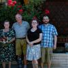 Mit einem kleinen Brautstrauß überraschte Günter Rübensaal seine Ehefrau Sonja am Tag der goldenen Hochzeit. Gemeinsam mit den Familienangehörigen und Freunden wurde das Fest gefeiert. Auch Bürgermeister Dirk Rosenbauer gratulierte.