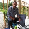 Neben dem weißen Fahrradhelm liegt alles, was noch inden Rucksack muss: Wasserflasche, Proviant, Erste Hilfe-Box.