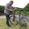Fahrradcheck muss sein: Vor jeder Fahrt prüft Josef Grasserdie Bremsen und die Luft. Fahrradcheck muss sein: Vor jeder Fahrt prüft Josef Grasserdie Bremsen und die Luft.