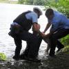 In Zeiten von Covid-19 muss eine 80-Kilo-Puppe als Unglücksopfer dienen: Zu zweit ziehen die Polizeimeisteranwärter diese aus dem Wasser und beginnen danach mit weiteren lebensrettenden Maßnahmen.