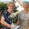 Zum 80. Geburtstag von Beate Münch (li.) gratulierte Chorleiterin Eva-Maria Schnapp  vom Sängerbund Kirchlein.