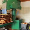 Ingo Janson vom Obst- und Gartenbauverein Marktgraitz bedient die Saftpresse im „Graatzer“ Kelterhaus.