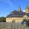 Basilikamesner Tobias Hartmann (li.) und Pater Stanislaus in der Phacelia Bienenwiese.