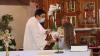 Die kleine Mirella überreicht zur Begrüßung eine Orchidee an Pastoralreferentin Birgit Janson.