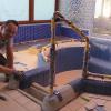 In der rechten Piscine:  Fliesenleger Damasti fliest sorgfältig den neuen Einstieg ins Becken.