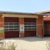In der Serkendorfer Straße in Uetzing entstand das neue Feuerwehrgerätehaus (li). Über 4000 ehrenamtliche Stunden leisteten die Uetzinger Kameraden. Auch beim Bau bei der „Kulturscheune“ (re.) brachten sich die Kameraden mit ein.