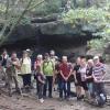 Die Wandergruppe bewundert die Natur am Pfersah-Wasserfall. Die Wandergruppe bewundert die Natur am Pfersah-Wasserfall.