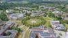Blick auf den Campus der Universität Bayreuth. Unten links ist das Gebäude der Rechts- und Wirtschaftswissenschaftlichen Fakultät zu sehen.