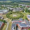Blick auf den Campus der Universität Bayreuth. Unten links ist das Gebäude der Rechts- und Wirtschaftswissenschaftlichen Fakultät zu sehen.