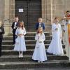 Vor dem Kirchenportal stellten sich die Lettenreuther Kommunionkinder mit Dekan Pfarrer Lars Rebhan zu einem Erinnerungsfoto auf.
