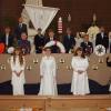 Im Sonntagsgottesdienst der Pfarrei „Heilige Familie“ empfingen 16 Kinder von Pfarrer George Thottankara (hinten. Mitte) im Beisein von Monsignore Wolfgang Witzgall (hinten, re.) erstmals die heilige Kommunion. Pastoralreferent Clemens Grünbeck (hinten, li.) hatte die Kinder auf das Fest vorbereitet.