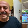 Nasir Güler mit dem Bild seiner Mutter auf dem Smartphone. Nasir Güler mit dem Bild seiner Mutter auf dem Smartphone.