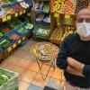 Nasir Güler ist mit seinem Obst- und Gemüsefachgeschäft in Bad Staffelstein bestens bekannt. Kundenbedienung erfolgt natürlich nur mit Maske.
