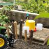 Idylle mit Traktor und buntem Tisch. Idylle mit Traktor und buntem Tisch.