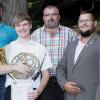 Andreas Pratsch (re), von der Kreisvorstandschaft des Nordbayerischen Musikbundes, überreichte offiziell die Urkunden und das Gold-Abzeichen an Marcel Werner. Ausbildungsleiter Marcus Ultsch und der Vorsitzende Markus Krappmann freuten sich ebenfalls darüber.