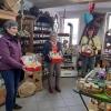 Kreisbäuerin Marion Warmuth, Adelgunde Gagel und Susann Teuchgräber (v. li.)    präsentieren die Frühstücksboxen.