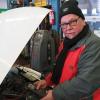 Manfred George überprüft den Ladezustand einer  Autobatterie: 12,5 Volt sollten es schon sein.