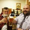 Musik spielen macht durstig. Da gönnen sich Hans Will (li.) und Tubisten Roland Dietz auch mal ein Bier. Musik spielen macht durstig. Da gönnen sich Hans Will (li.) und Tubisten Roland Dietz auch mal ein Bier.