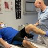 Sowohl Chefarzt Dr. Dieter Deuerling als auch der Rehabilitand Reimund Stark tragen während der Behandlung Masken, dies dient der größtmöglichen Sicherheit.
