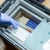 Am Sonntag haben die Corona-Impfungen mit dem Impfstoff von Biontech/Pfizer in Deutschland begonnen. In den Impfzentren Coburg, Lichtenfels, Kronach, Kulmbach, Hof und Wunsiedel kam es zu Problemen bei der Nachvollziehbarkeit der Kühlkette.