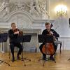 Mit den Gästen Kim Barth (Saxophon und Flöte) und Christian Hellwig (Kontrabass) eröffnete Quinten-Quartett Bamberg am Sonntag die neue Saison mit einer Jazz-Matinée vom Feinsten. Nach langer Corona bedingter Pause musizierte das Ensemble vor 60 Prozent bestuhltem, aber ausverkauftem Saal mit großem Engagement und Freude. Kim Barth führte durch das Programm. Die für die Besetzung geschriebenen Arrangements stammten von ihm, Michael Hamann und Freunden. Das dankbare Publikum bedankte sich mit großem Applaus bei den Musikern (v. li.) Michael Hamann, Quinten de Roos, Christoph Kuen, Achim Melzer, Christian Hellwich, Kim Barth. Die Konzertreihe wird fortgesetzt mit einem Klaviertrio am Sonntag, 7. November, um 11 Uhr.Text/
