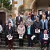 Zum Festgottesdienst anlässlich der Jubelkonfirmation waren die ehemaligen Konfirmandinnen und Konfirmanden in die Redwitzer Sankt-Ägidius-Kirche eingeladen. Für sie war es nicht nur ein Tag der Freude, sondern auch ein Tag des Wiedersehens mit alten Weggefährten. Im Gottesdienst mit Abendmahl erneuerten vier silberne (25 Jahre), neun goldene (50 Jahre) und sieben diamantene (60 Jahre) sowie elf Eiserne (65 Jahre) und drei gnadene Konfirmanden (70 Jahre) ihr damals zur Konfirmation gegebenes Gelübde. Zum Geläut der Glocken und dem Spiel der Orgel durch Annerose Röder zogen die Konfirmanden mit Pfarrer Daniel Steffen Schwarz und begleitet von den Mitgliedern des Kirchenvorstandes in das Gotteshaus ein. Am Beispiel der zehn Aussätzigen verdeutlichte der Pfarrer den Begriff der Dankbarkeit. Man tue sich leicht Gott um seinen Segen für etwas zu bitten. Wichtig ist aber, dass wir ihm danach auch dafür danken. Mit der Sünde sprach der Pfarrer eine Krankheit an, an der alle Menschen leiden. So sah es Pfarrer Daniel Steffen Schwarz als wichtig an, von der Sünde und der Heilung von Sünde zu reden. Nach dem Gedenken der Verstorbenen und der Segnung der Jubelkonfirmanden waren alle zum Abendmahl eingeladen.Text/