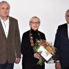 Den langjährigen Einsatz von Inge Goebel als Archivbetreuerin der Gemeinde Altenkunstadt würdigte Bürgermeister Robert Hümmer (re.). Ihr Nachfolger ist Wolfgang Reiner (li.).