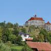 So, oder so ähnlich könnte sie einst auf dem Berg gestanden haben – die Niestener Burg. Manfred Mahr aus Redwitz hat nach intensivem Recherchieren auf dem Gelände und in zahlreichen Quellen in vielen Stunden und mit großer Liebe zu Details ein Modell angefertigt. Unter Verwendung dieses Modells hat Andreas Kerner in Abstimmung mit Mahr die vorliegende Bildmontage angefertigt.