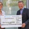 Der symbolische Scheck für die Unterstützung zum Bau der Mutter-Kind-Station in Leguruki ist bereits ausgestellt. Die Summe überweist der Verein Sternstunden mit Geschäftsführer Dr. Ludger Hermeler und Marianne Lüddeckens (Leitung Projekte) nur zu gerne.