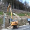 Bereits im vergangenen Jahr wurden die instabilen Bereiche an der Böschung der Weismainer Ortsumgehung mit schwerem Gerät abgegraben und mit grobem Schotter aufgefüllt. Jetzt sind weitere Arbeiten erforderlich.
