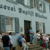 Eine der Stationen der Exkursion mit Jürgen Birk (re.) war die Brauerei Günther. Sie braute zunächst im Kommunbrauhaus in Burgkunstadt, später im eigenen Gebäude in der Unterstadt, ehe sie 2007 mit der Produktion in das neue Sudhaus im städtischen Gewerbegebiet zog. Eine der Stationen der Exkursion mit Jürgen Birk (re.) war die Brauerei Günther. Sie braute zunächst im Kommunbrauhaus in Burgkunstadt, später im eigenen Gebäude in der Unterstadt, ehe sie 2007 mit der Produktion in das neue Sudhaus im städtischen Gewerbegebiet zog.