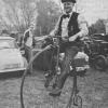 Oldtimerschau in Unnersdorf: Traktoren, Autos und Zweiräder sind zu sehen. Der Burgkunstadter Andreas Schmitt (li.) führt sogar ein 120 Jahre altes Hochrad vor. Oldtimerschau in Unnersdorf: Traktoren, Autos und Zweiräder sind zu sehen. Der Burgkunstadter Andreas Schmitt (li.) führt sogar ein 120 Jahre altes Hochrad vor.