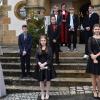 Die Konfirmanden mit Pfarrer Daniel Steffen Schwarz vor der St. Ägidius-Kirche.